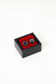 kol düğmesi siyah desenli