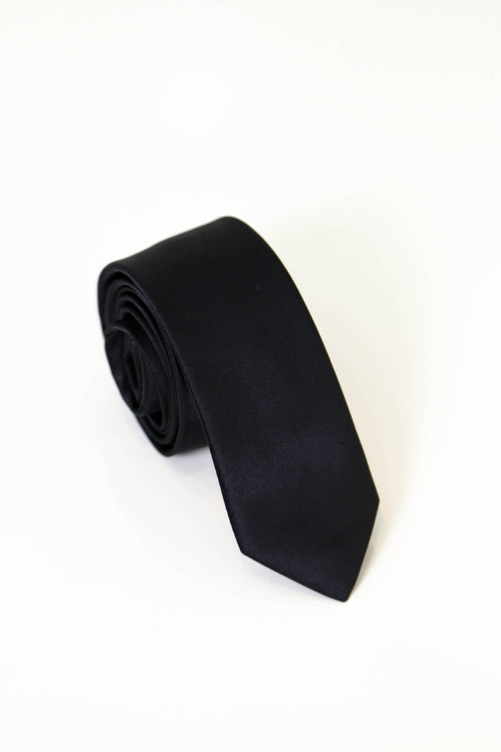 düz desensiz kravat